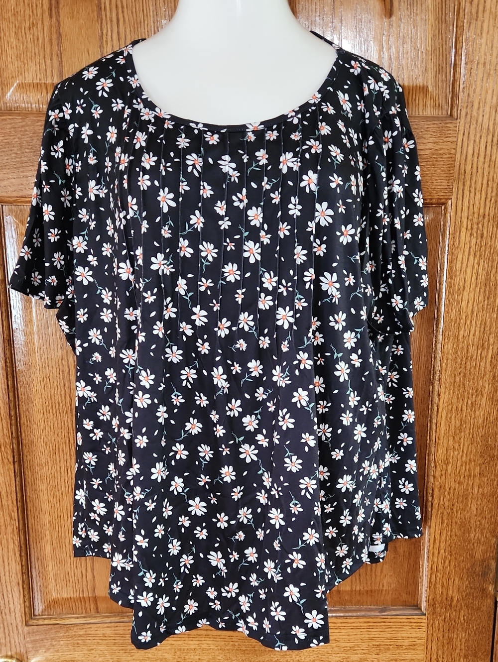 Ofeefan Black Floral Short-Sleeve Blouse with Pintuck Detail 4x